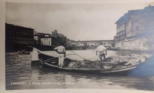 Fotografía del Ponte Vecchio visto desde el río Arno en Italia