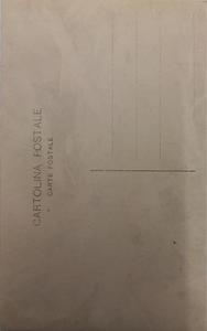 Fotografía de una familia en una  plaza — back