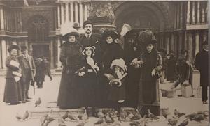 Fotografía de una familia en una  plaza