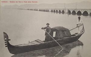 Fotografía de un gondolero en el Ponte de la Ferrovia en Verona, Italia