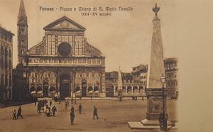 Fotografía frontal de la plaza e iglesia de Santa María Novella.