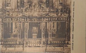 Fotografía de una balaustrada dentro de la iglesia Certosa di Pavia.