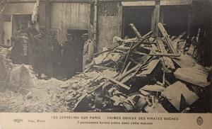 Fotografía de los escombros de una estructura tras un bombardeo Zeppelin en Francia