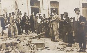 Fotografia de individuos elegantes posando para la fotografia