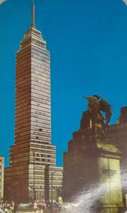 Fotografía a color de los edificios en la Plaza Beethoven, Ciudad de México