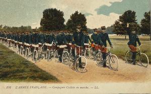 L'Armee Francaise. Compagnie Cycliste en marche.