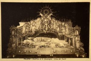 Vistazo a la urna de los santos