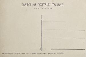 Familia frente a edificio — back