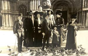 Familia frente a edificio