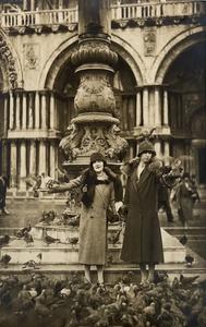 Señoras posando con palomas